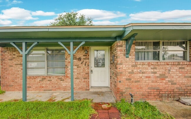 Building Photo - 811 W 7th St