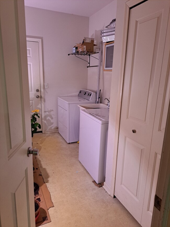 Building Photo - 4038 Norwich Dr Unit 4038