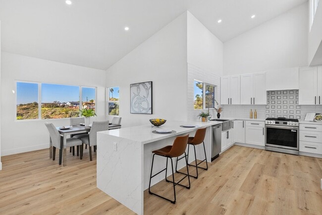 700 Selma Pl