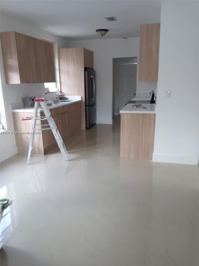 Building Photo - 249 E 3rd St Rental