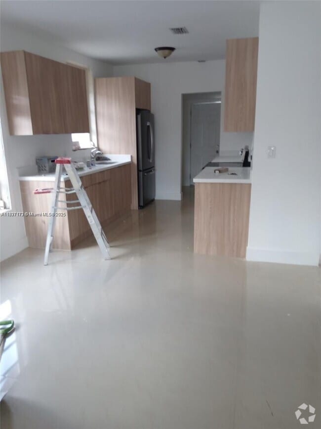 Building Photo - 249 E 3rd St Rental