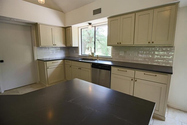 Photo - 708 Cowal Dr S
