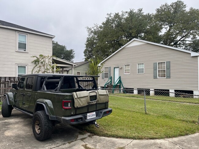 Photo - 4832 Convention St