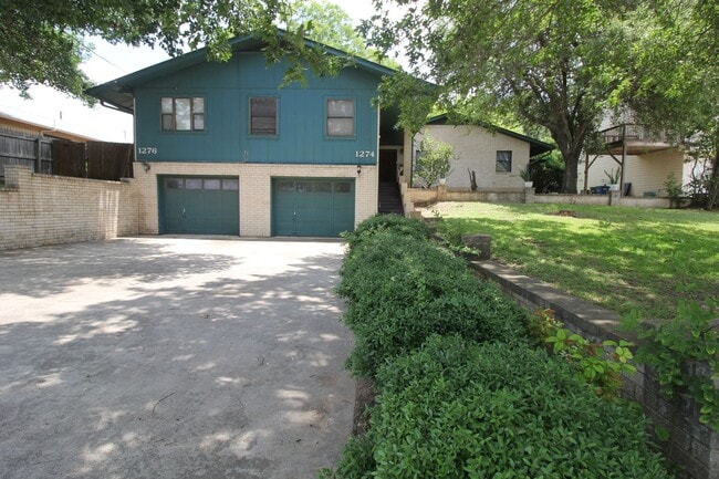 Building Photo - Great Location / Luxury Vinyl Plank / No C... Rental