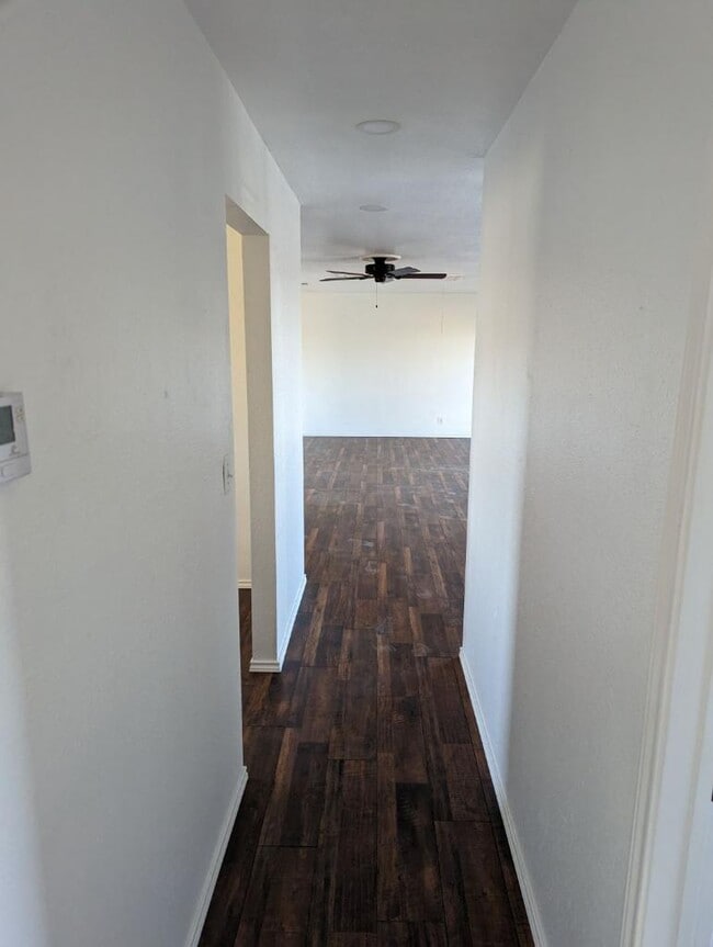 Building Photo - 107 W Mesquite St Rental