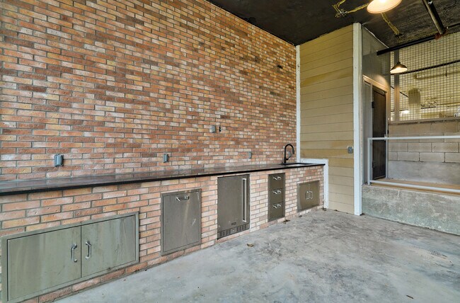 Photo - 100 W Mockingbird Ln