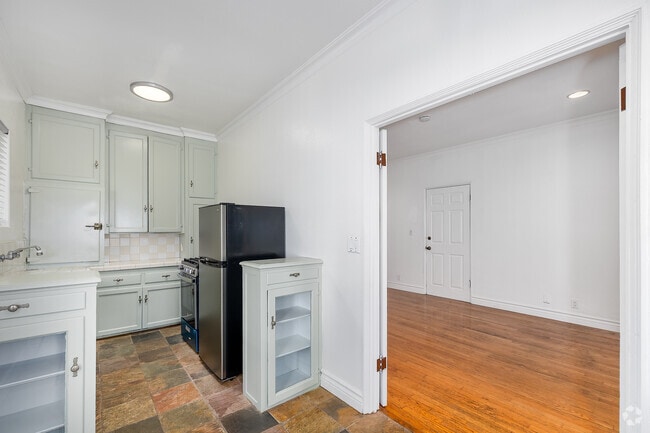 1BR, 1BA - 725SF - Kitchen