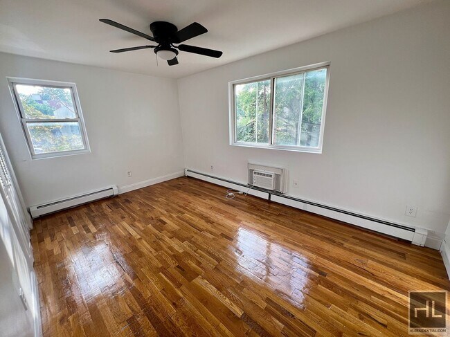 Photo - 2BR 2BA Sunny Bedstuy Duplex w/ Backyard By Herbert Von King Park Unidad 1