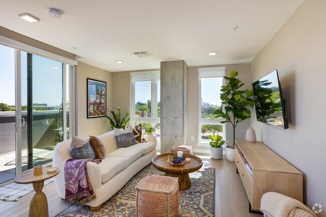 2BR, 2BA - 1,031SF - Living Room