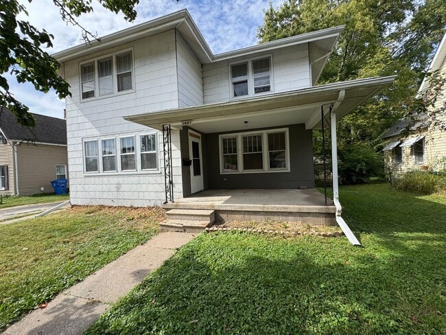 Building Photo - 4 bedroom 1.5 bath Home in Moline