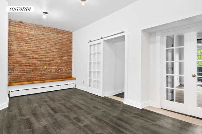 Photo - 553 Clinton St