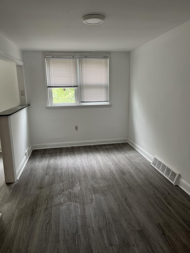 Photo - 240 W 21st St