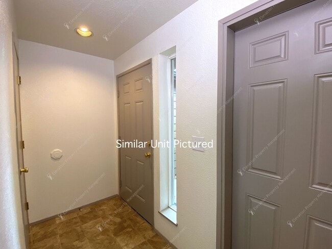 Photo - 2769 NE Mesa Ct Unidad 2