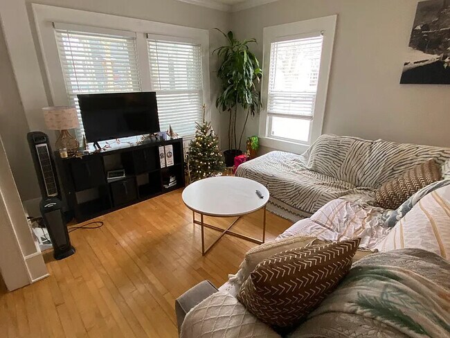 Living - 1119 E Walworth St Unit 1119