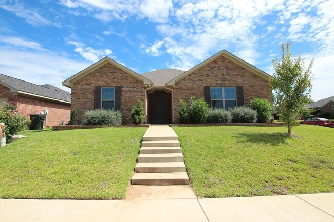 Building Photo - Beautiful 3 Bedroom 2 Bath Coming Soon in ... Rental