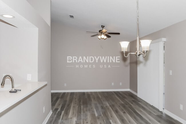 Photo - 110 Meadowglen Ct