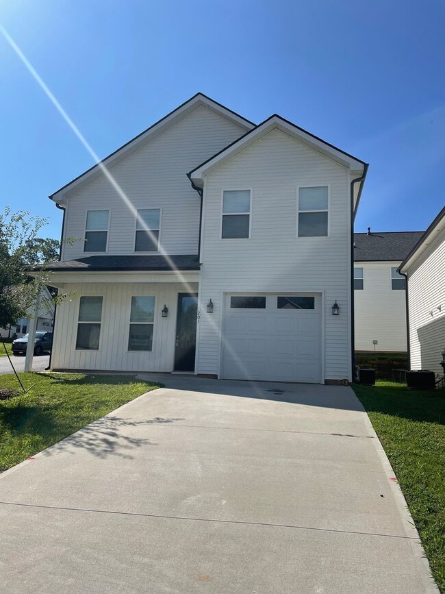 Building Photo - Sign a 12-month lease now and receive the ...