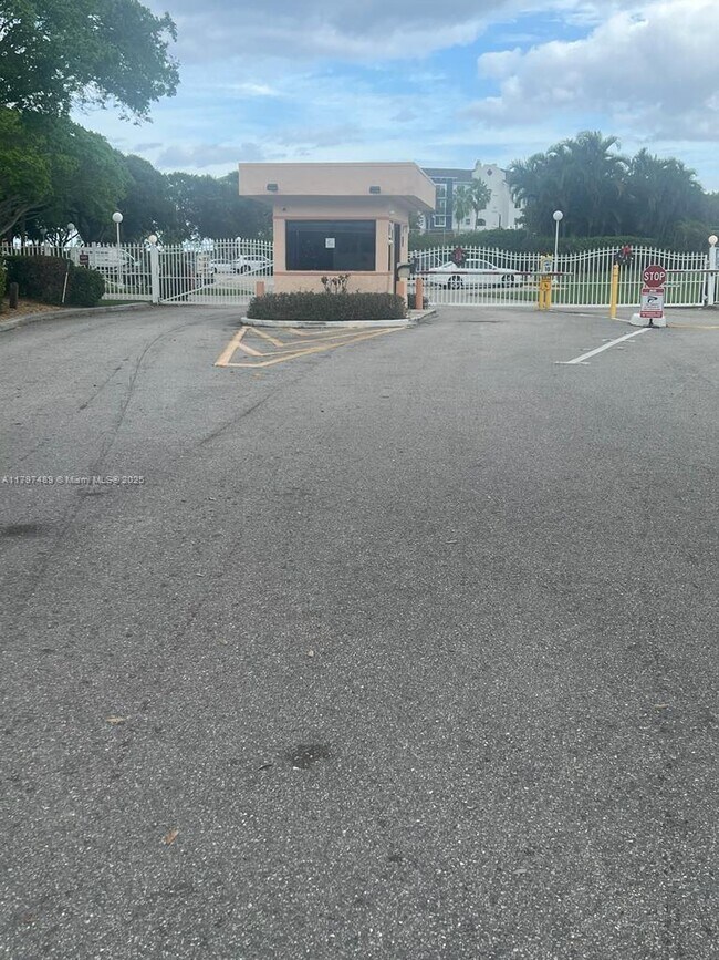 Photo - 500 Executive Center Dr Unit 2G