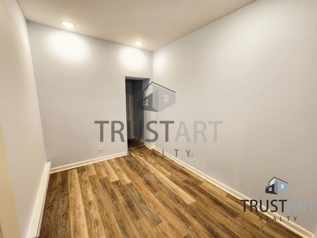 Photo - 1933 Colonial St