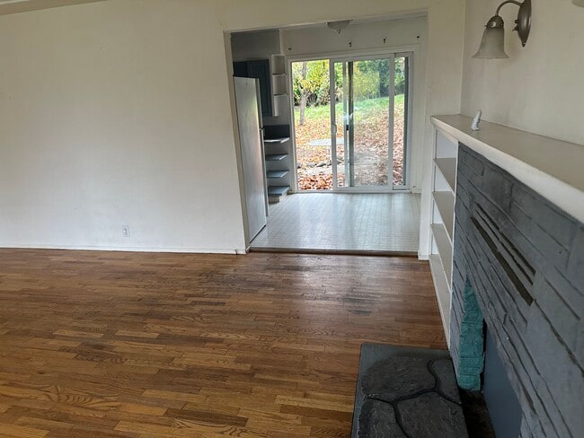 Photo - 1060 NE Churchill St