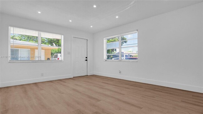 Photo - 32 SW 9th St Unit 1