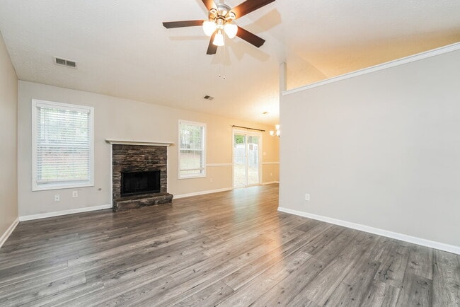 Photo - 509 Sarah's Ln