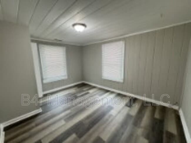 Photo - 211 Banks St
