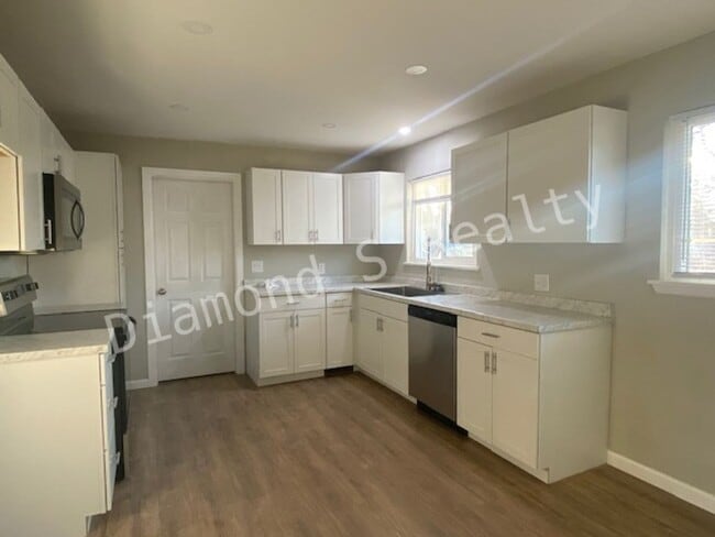 Photo - Cute 3-Bedroom Home Located Near Bass Pro!