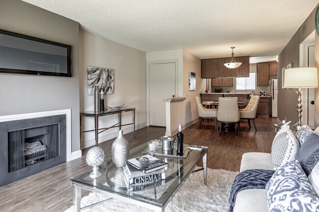 2BR, 2BA - 1022SF - Living Room