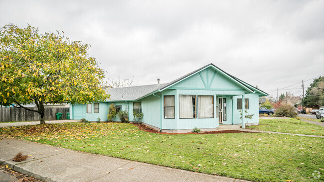 Building Photo - ***Large 3 Bedroom Single Family Home!***