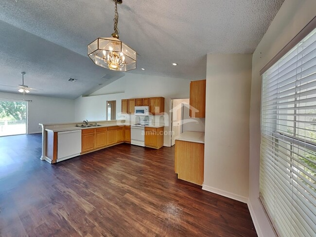 Photo - 1037 Sandhill St