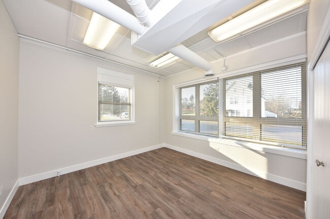 Large Bedroom - 122 S Webster St Casa