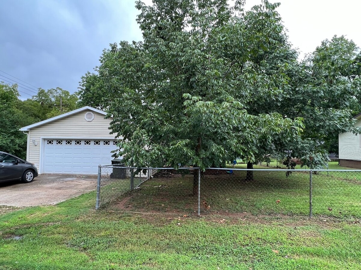 Coming soon 2BR House with fenced in yard - Coming soon 2BR House with fenced in yard