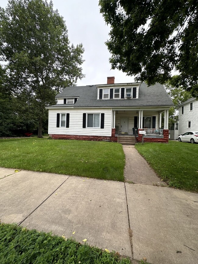 Building Photo - Nice 3 Bed 1 Bath near UWEC! Available Jun... Rental