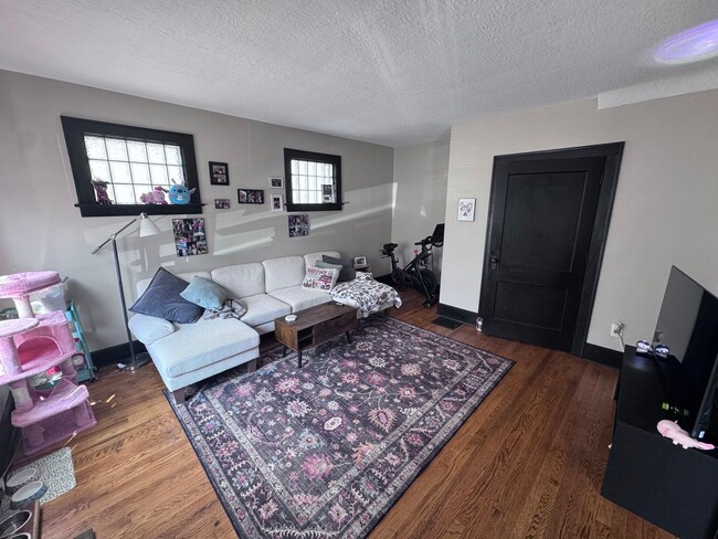 Photo - Market 1/2 Unit lower