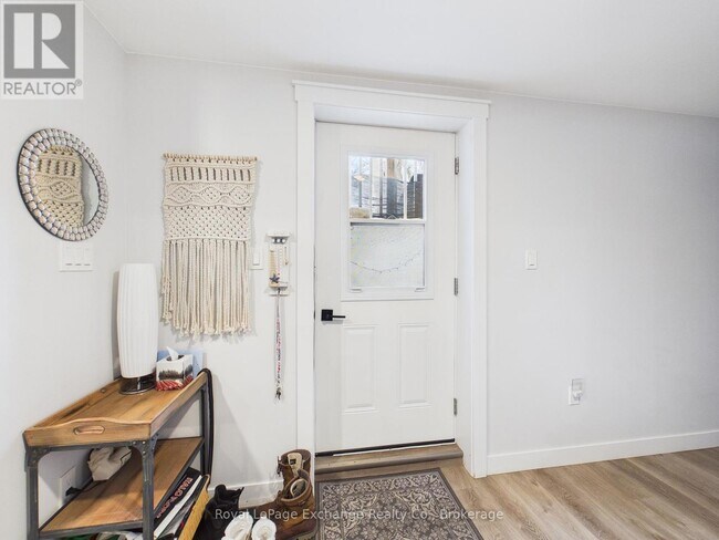 Photo - 966 Charles St