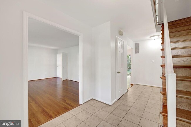 Building Photo - 8208 Gainsborough Ct W