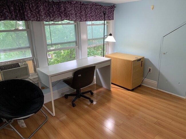 Building Photo - 746 Broughton St