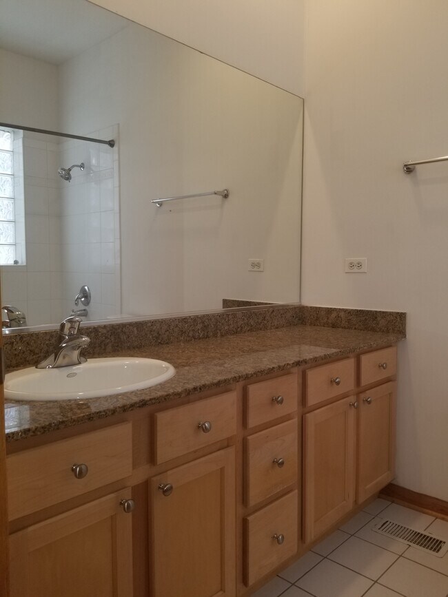 Photo - 1319 W Belmont Ave Unit 1