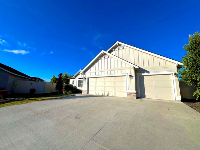 Photo - 4 Bedroom 2 bath 3 Car Garage Single Level Meridian.