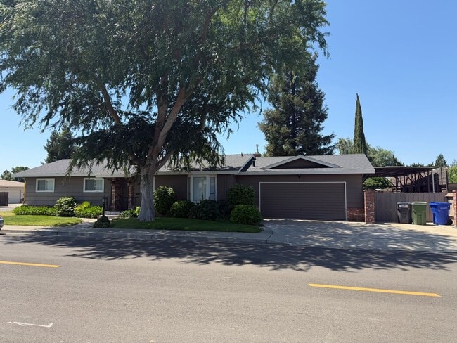 Building Photo - 3 Bedroom 2 bath with Rv Parking
