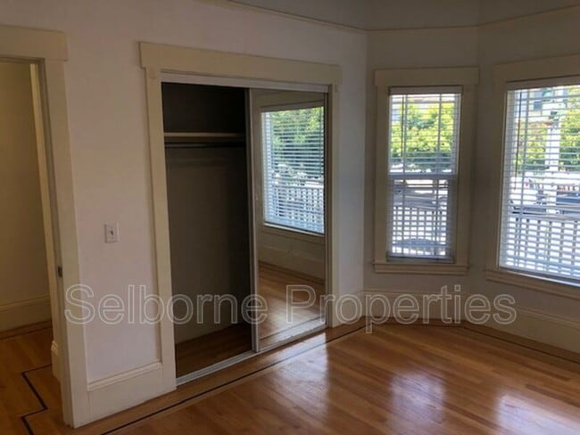 Photo - 937 International Blvd