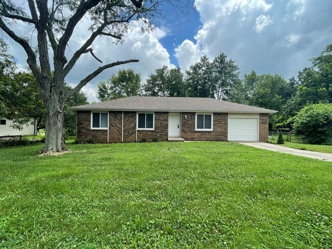 Building Photo - Great Location 3 bedroom 1 bath 1car garage