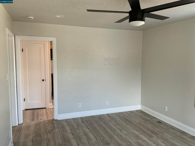 Building Photo - 1121 Third St Rental