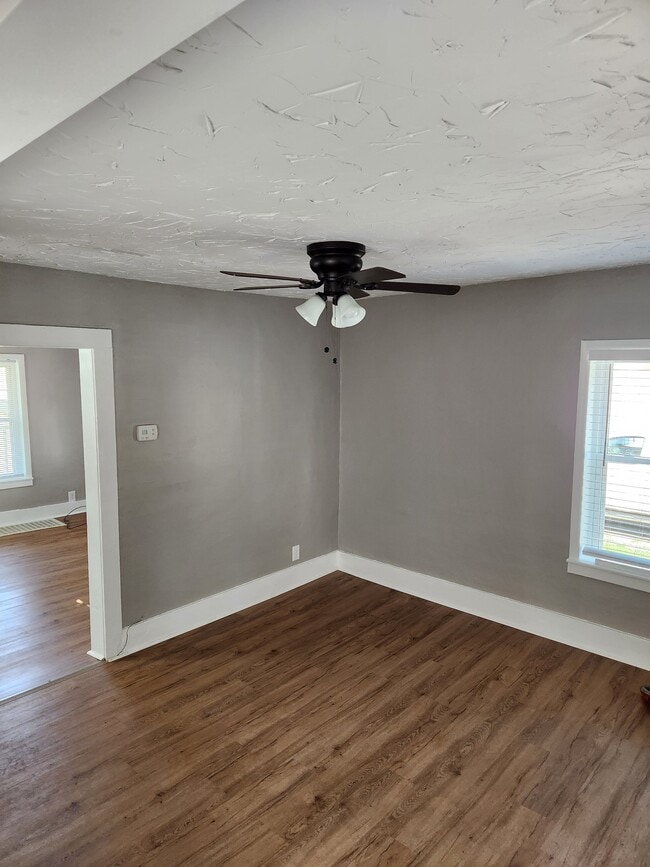 912 Elm St