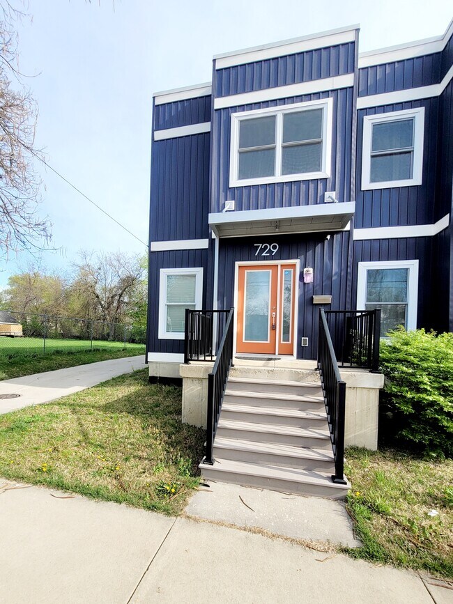 Photo - 729 Bates St SE