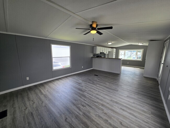 Photo - 700 W Ridgeway Ave