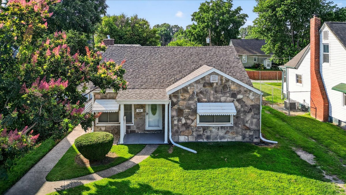 Photo - 737 Broadway