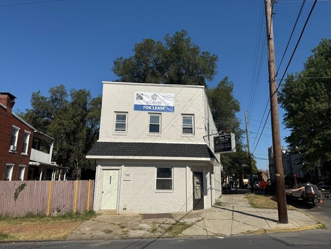 Building Photo - 1740-1742 Walnut St Unit 1740 Walnut St Rental