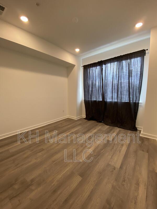 Photo - 667 N 52nd St Unit 2
